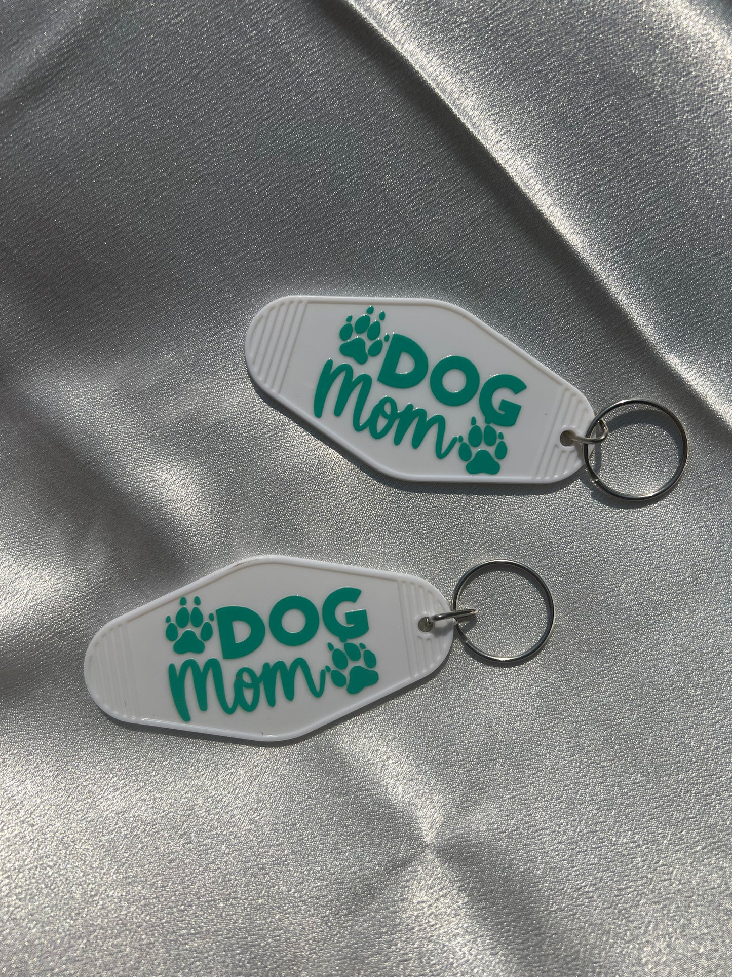 Dog Mom White Motel Keychain