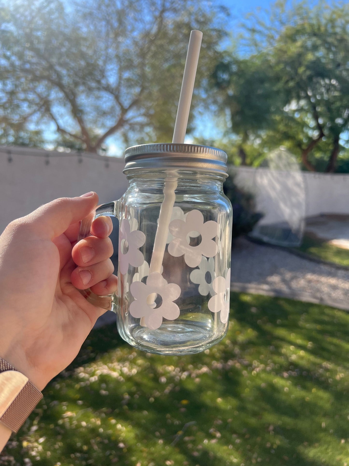White Daisy Decorated Glass Mason Jar w/Handle - ShopCassiesCrafts