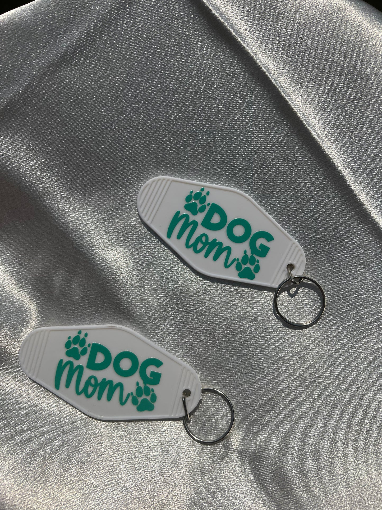 Dog Mom White Motel Keychain