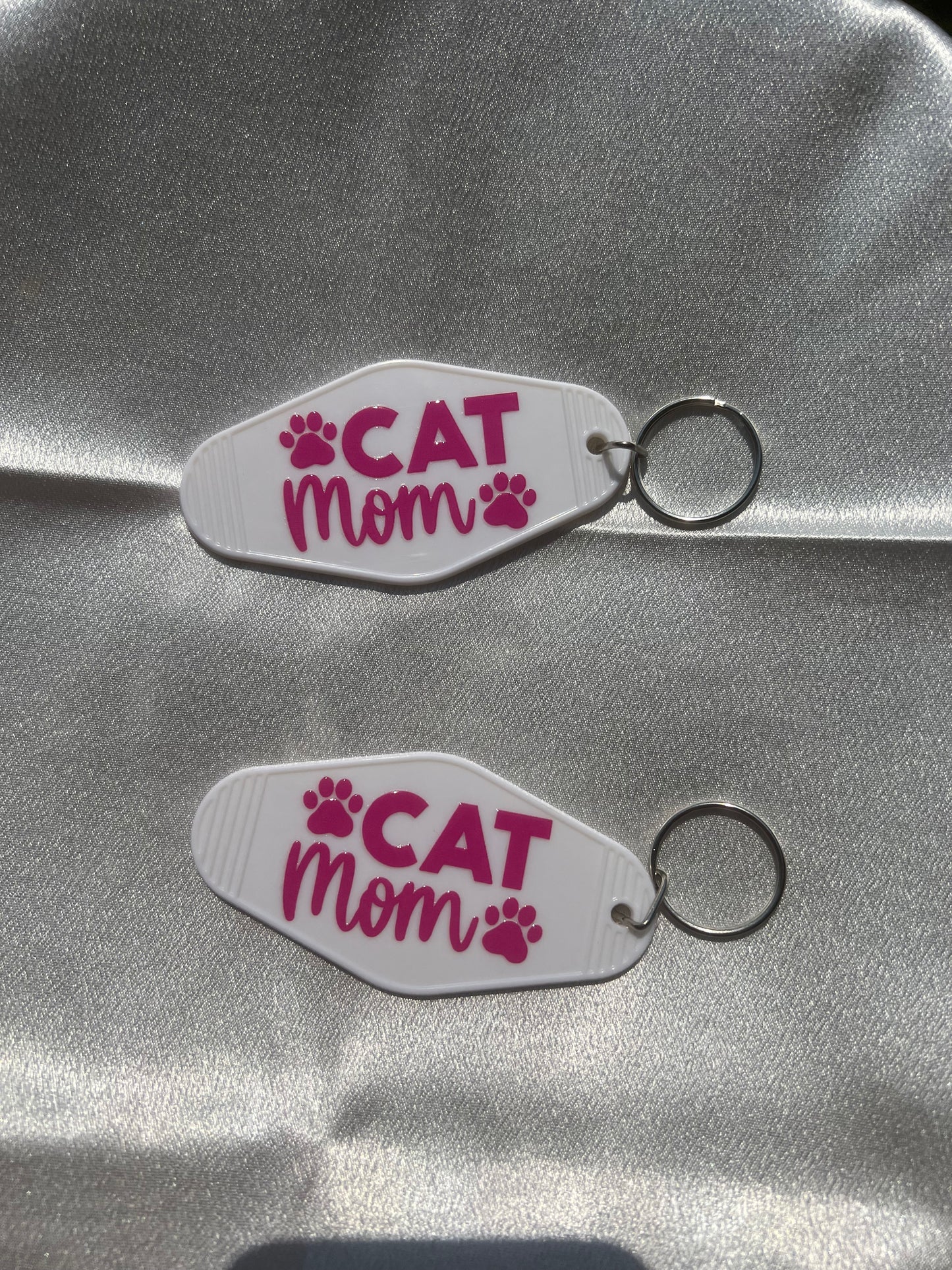 Cat Mom White Motel Keychain