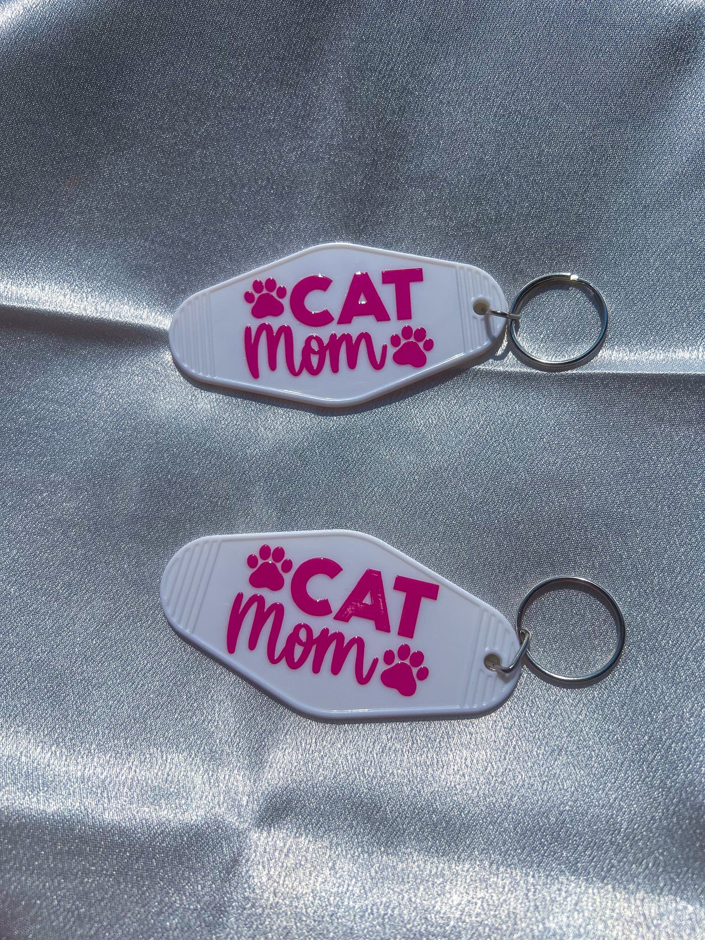 Cat Mom White Motel Keychain