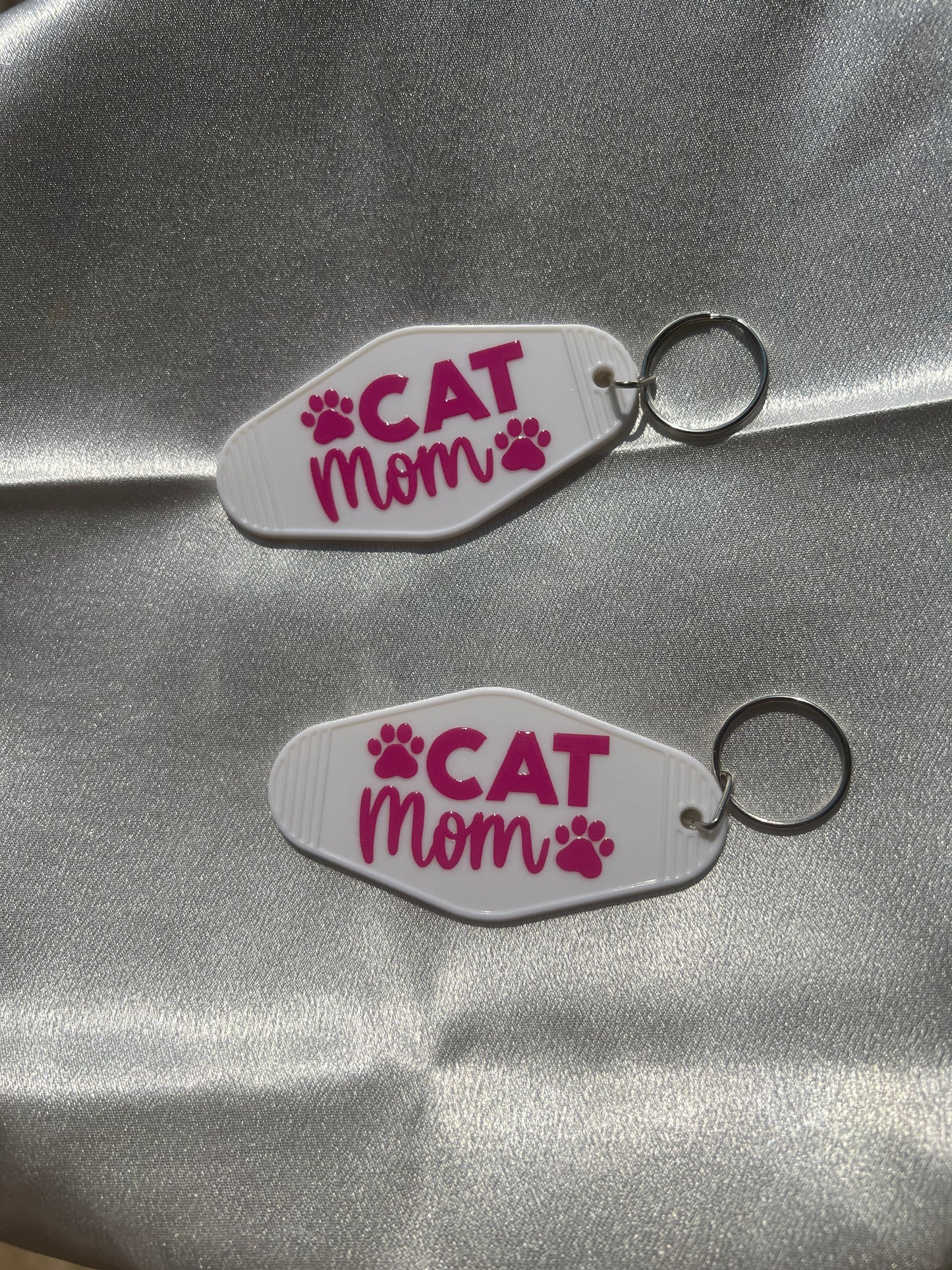 Cat Mom White Motel Keychain