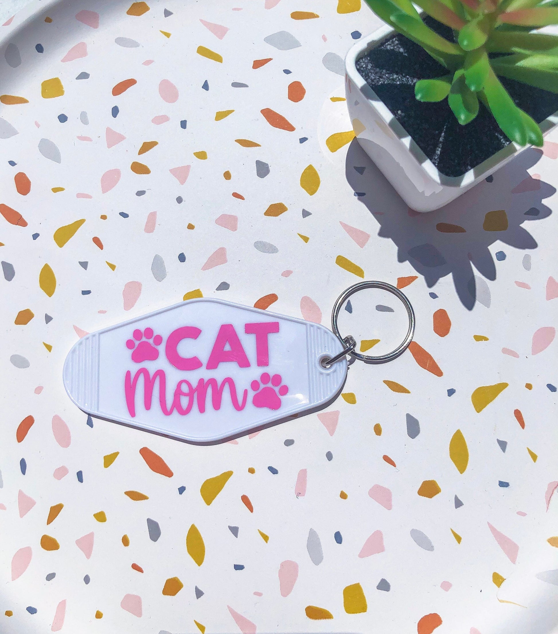 Cat Mom White Motel Keychain - ShopCassiesCrafts