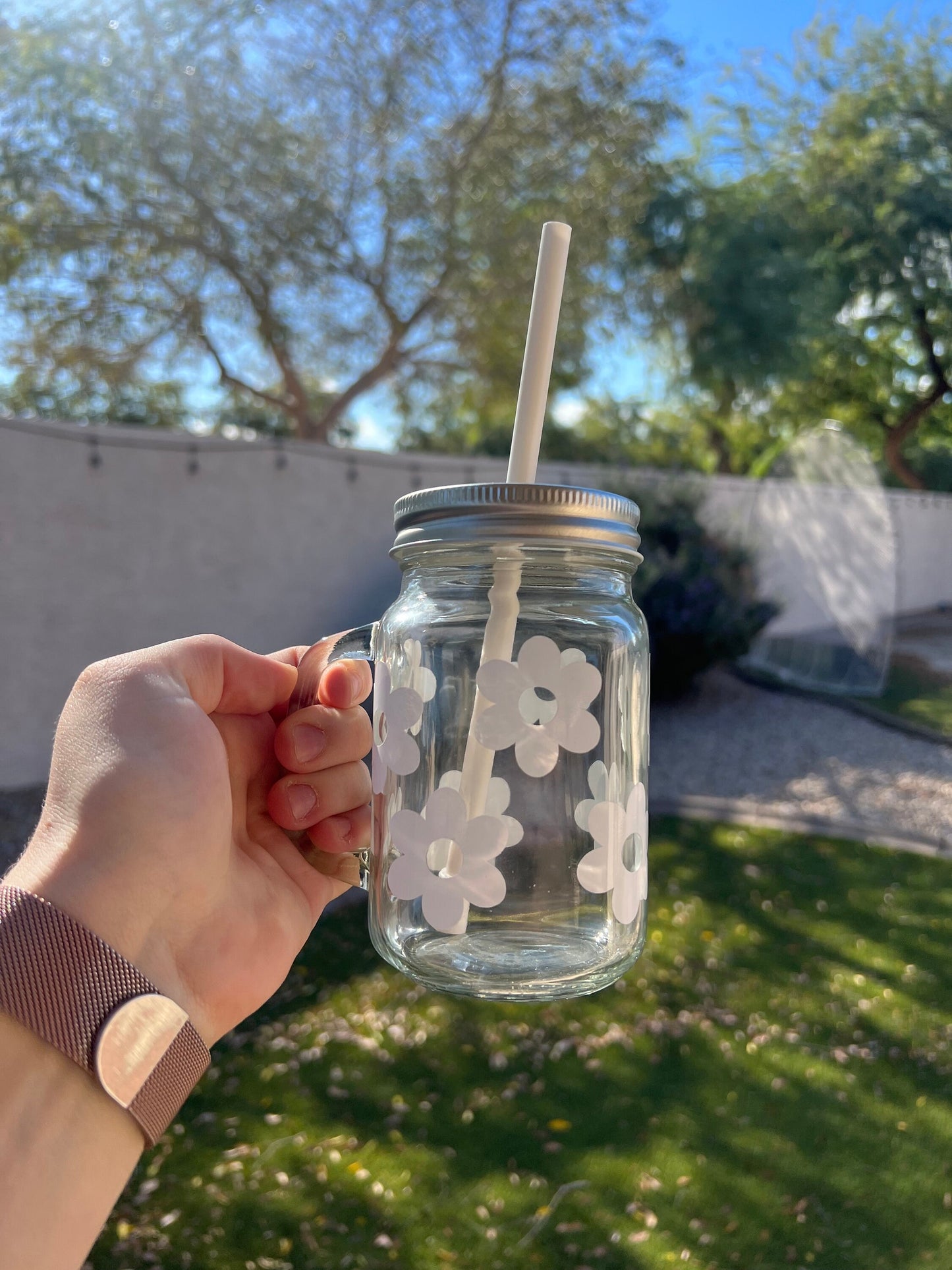 White Daisy Decorated Glass Mason Jar w/Handle - ShopCassiesCrafts