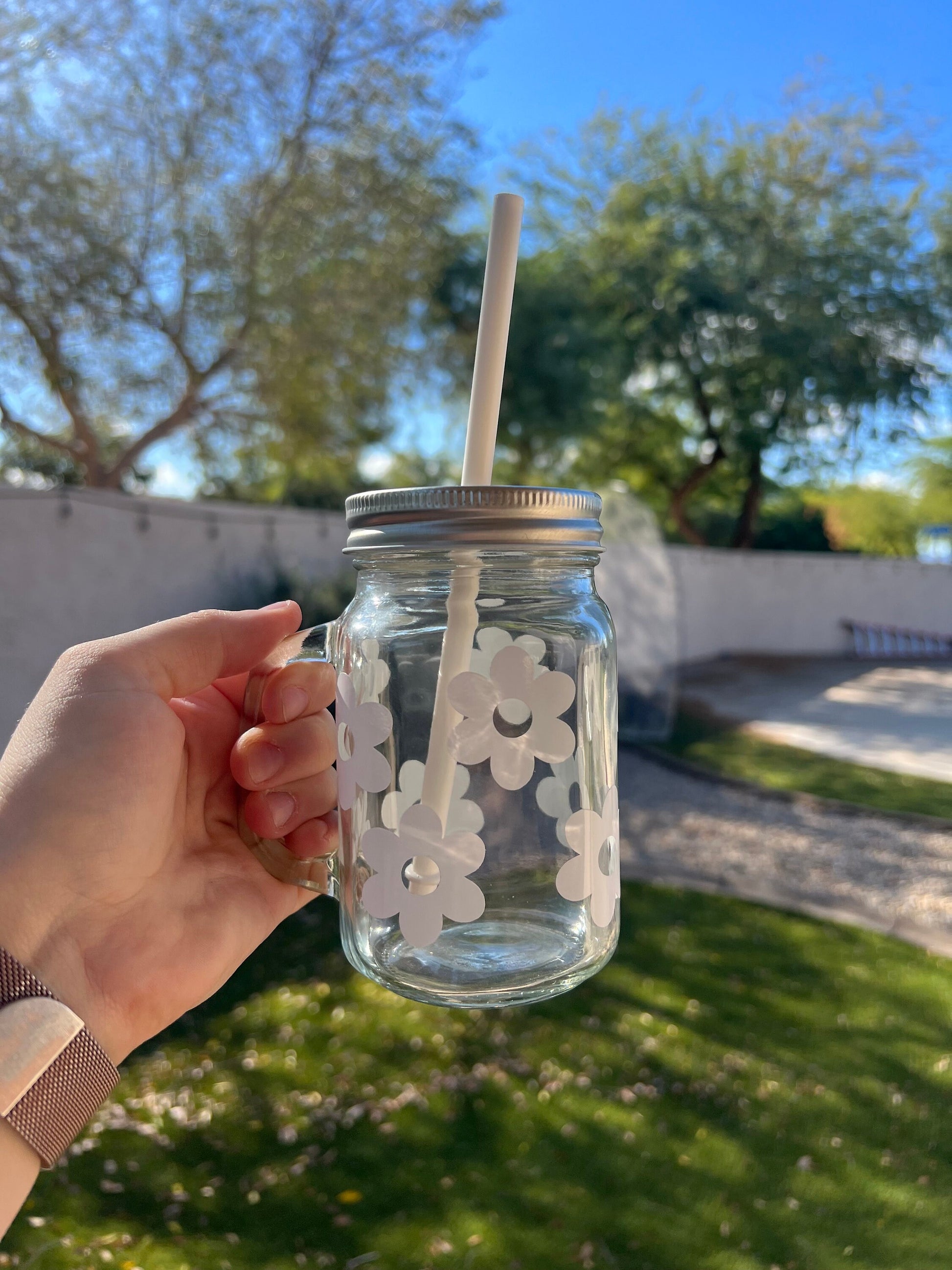 White Daisy Decorated Glass Mason Jar w/Handle - ShopCassiesCrafts