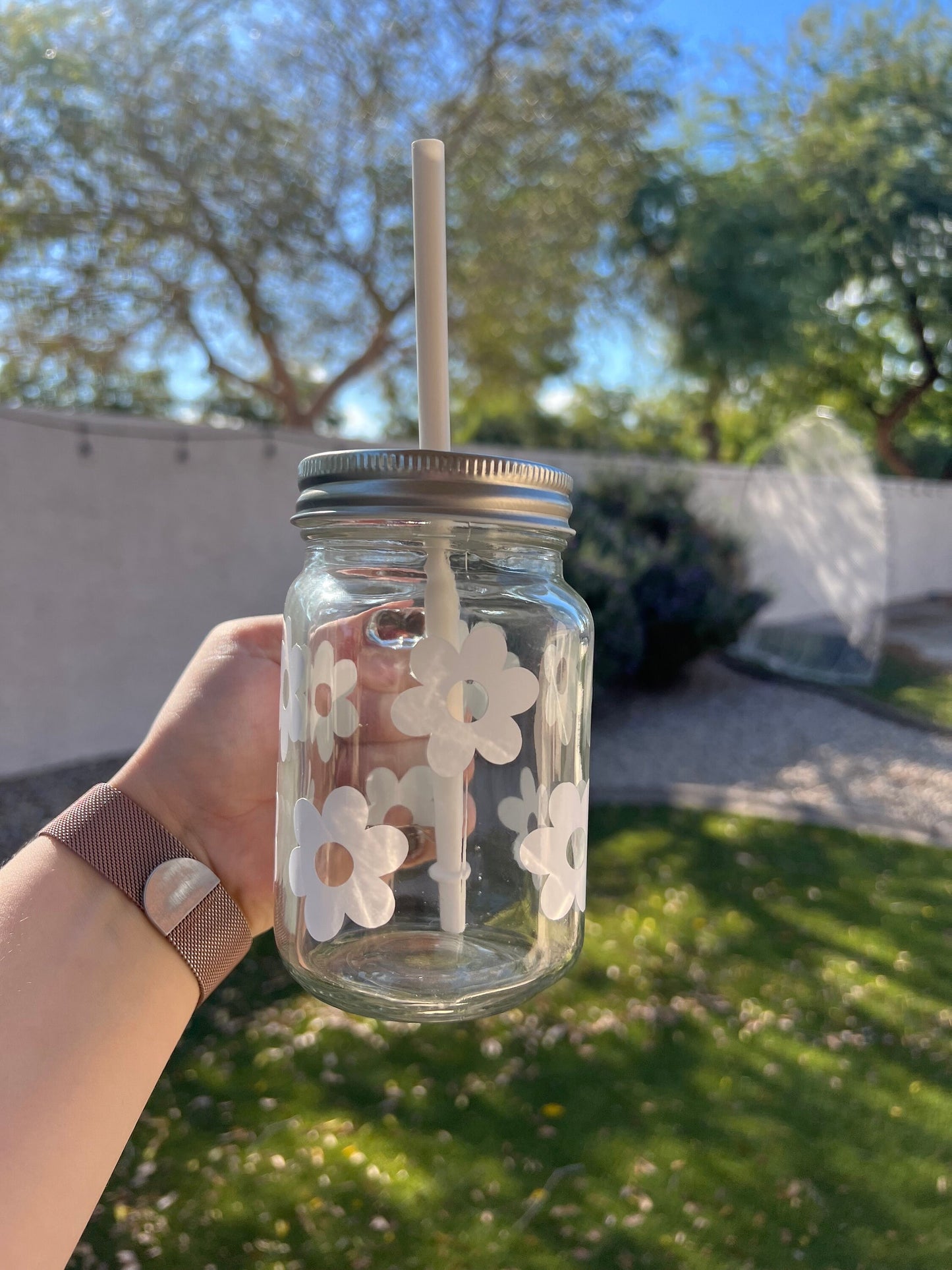 White Daisy Decorated Glass Mason Jar w/Handle - ShopCassiesCrafts