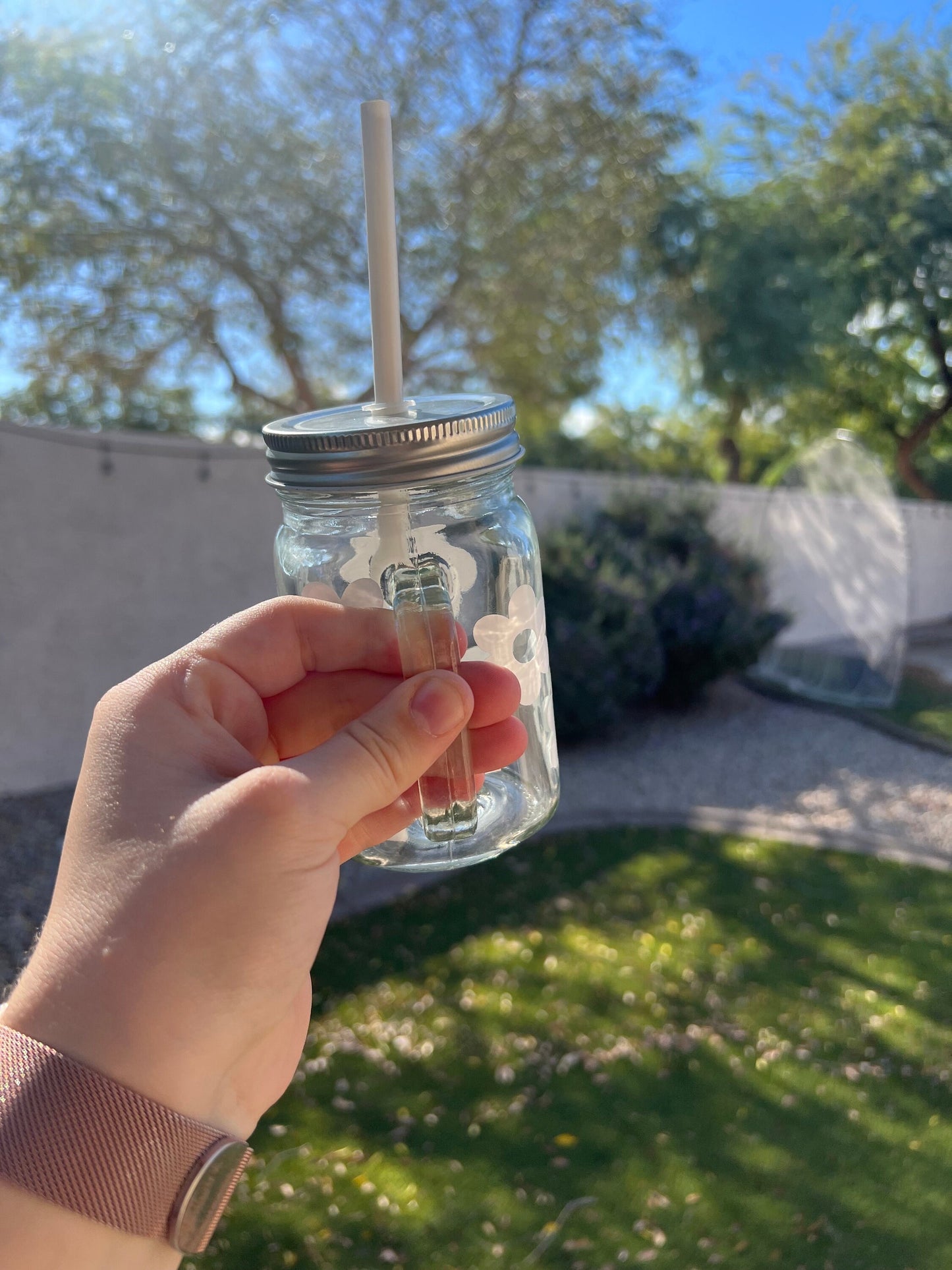 White Daisy Decorated Glass Mason Jar w/Handle - ShopCassiesCrafts