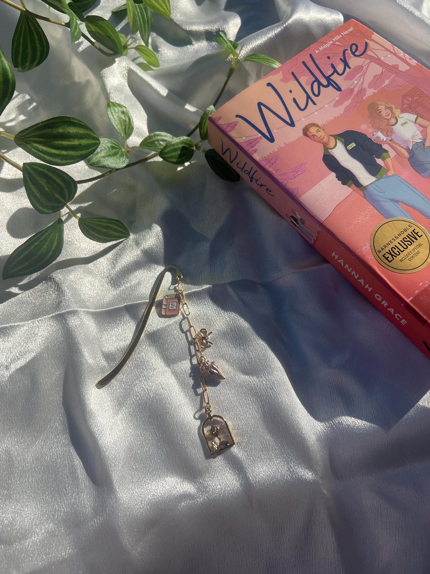 Dainty Pink Gold Bookmark Charm || Aesthetic Handmade Charms for Books || Beaded Book Accessory