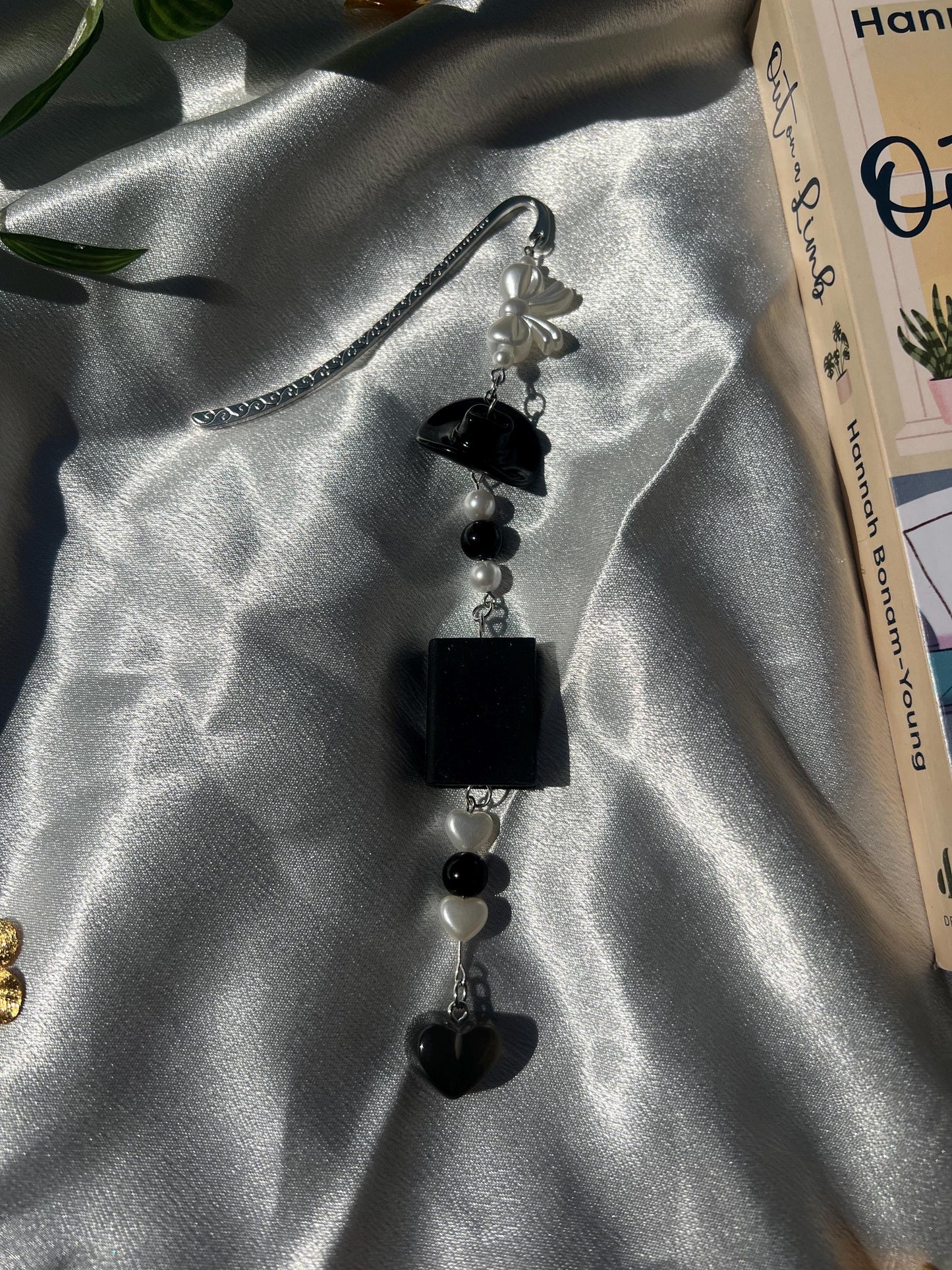 Black Pearly Beaded Bookmark Charm || Aesthetic Handmade Charms for Books || Book Accessory